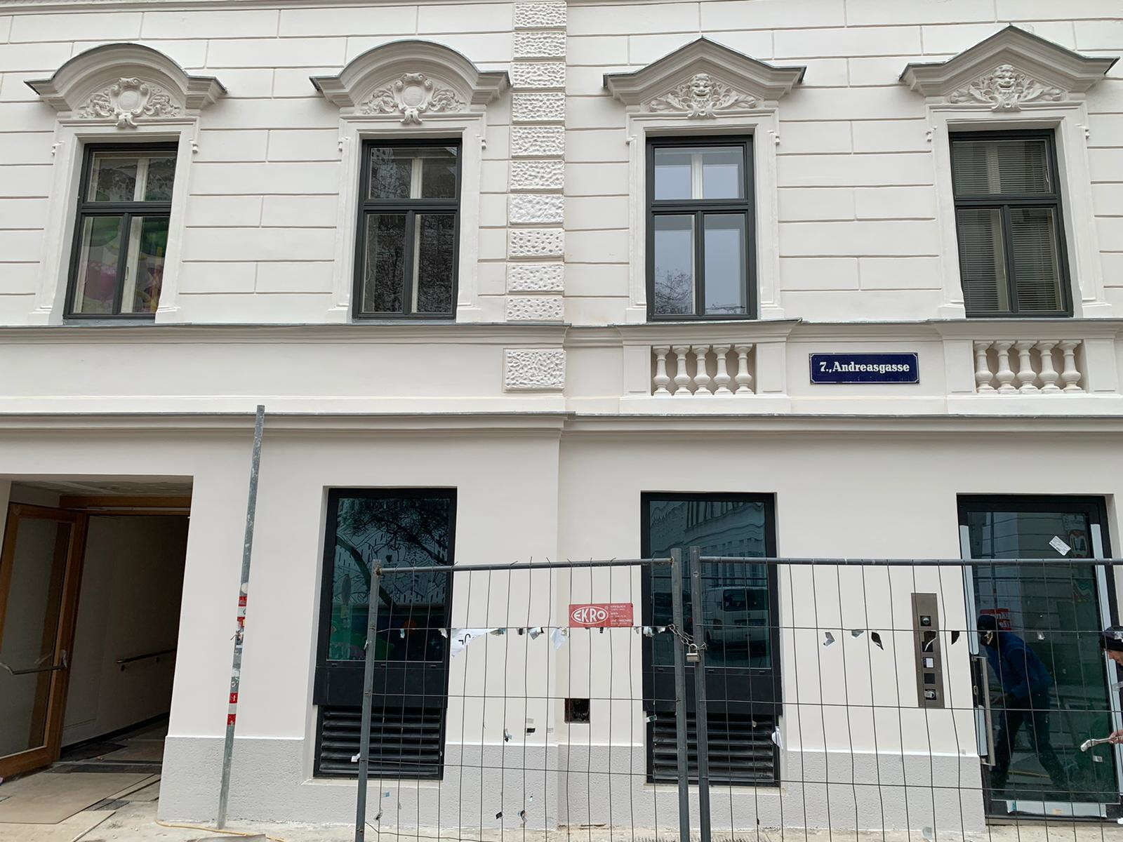Arbeiten an denkmalgeschützter Fassade durch die Tokalic Bau GmbH